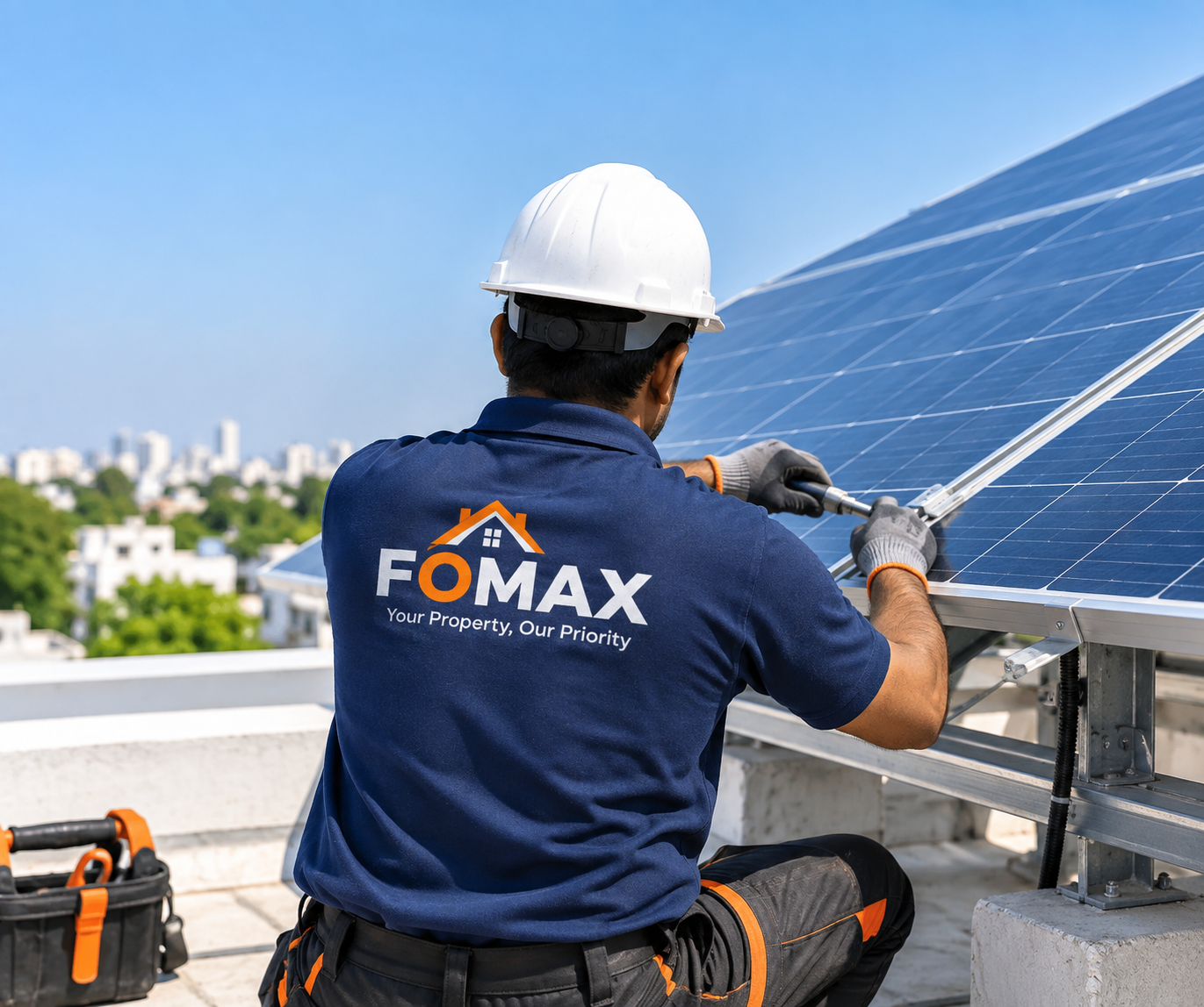 FOMAX technician servicing an Sloar Solution